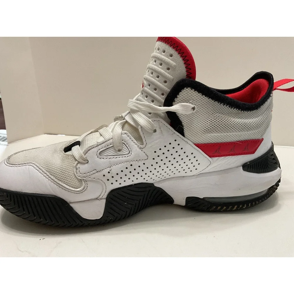 Jordan Max Aura 5 Mens White University Red Black Sneakers‎ DQ8401-106 Size 8.5